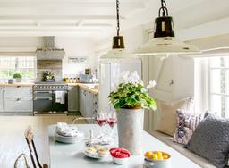 Thiết kế phòng bếp nên thơ theo phong cách đồng quê: Để vào bếp không còn là cuộc chiến
