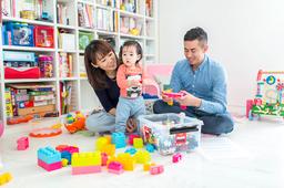 Căn hộ của gia đình có con nhỏ, trắng chủ đạo, nhiều đồ vẫn gọn gàng, ấm cúng nhờ hệ kệ âm tường