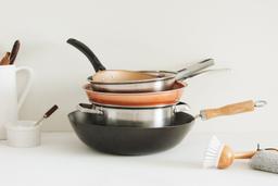 Xoong chảo bằng gốm sứ tráng men và bằng đồng bẩn đến mấy cũng sáng bóng với nguyên liệu này