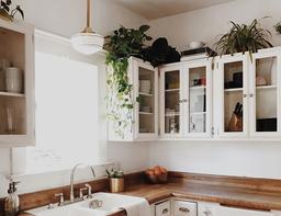 10 ý tưởng trang trí và tận dụng khoảng trống giữa tủ bếp và trần nhà hiệu quả