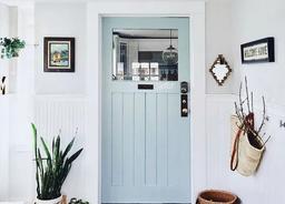 Sơn cửa màu xanh lam, sao không thử nếu muốn vừa đến cửa nhà là tan mệt mỏi