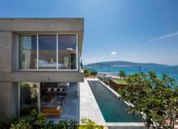 Stone House, biệt thự siêu đẹp với view nhìn ra biển và những ngọn núi hùng vĩ tại Nha Trang