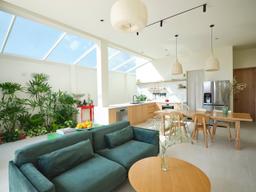 Lam House, nhà phố Sài Gòn tối giản nhưng xinh xắn nhờ cửa kính trong suốt đón nắng ngập tràn