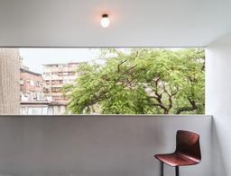 Căn hộ khéo "tận dụng" cây xanh ngoài cửa sổ làm thành "bức tranh" đẹp như mơ