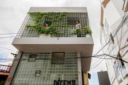 Ngôi nhà trong hẻm Sài Gòn chỉ 18m² vừa ở vừa làm store vẫn khiến người đi đường trầm trồ khen