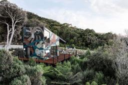 Cặp đôi "bỏ phố xuống biến", xây ngôi nhà nổi nhất khu, nhìn đã muốn đến kết thân