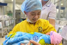 Chạy đua với "tử thần" cứu sống 2 mẹ con sản phụ bị tai nạn giao thông