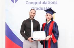 Hoa hậu Lê Âu Ngân Anh nhận chứng chỉ giảng dạy quốc tế tiếng Anh