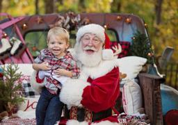 Hàng chục trẻ em Mỹ bị phơi nhiễm Covid-19 do chụp hình với ông già Noel