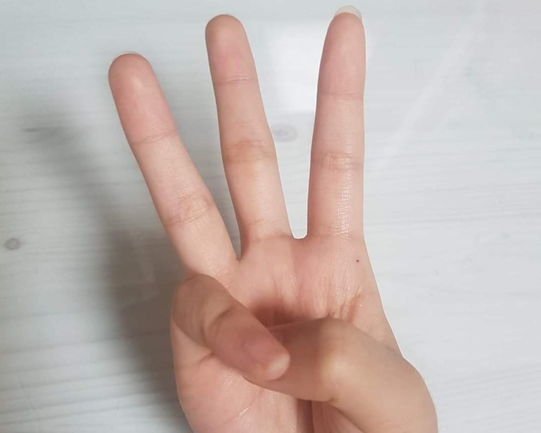 Trào lưu "Gập ba ngón tay" nhìn dễ nhưng bạn làm được không?