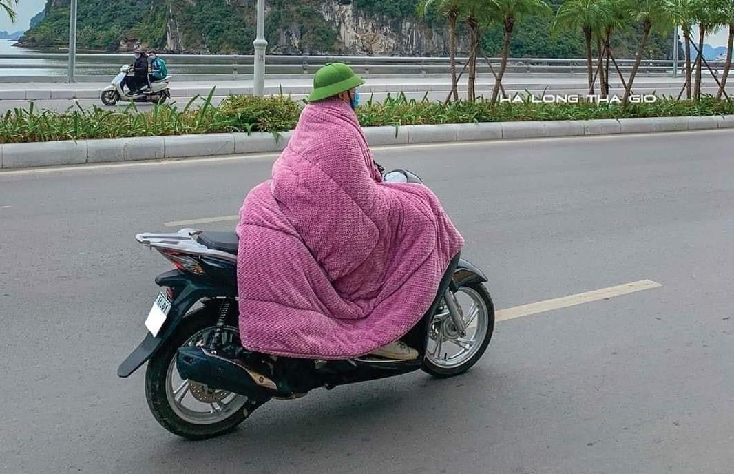 Muôn kiểu "chạy rét" bá đạo của người dân khi gió đông về