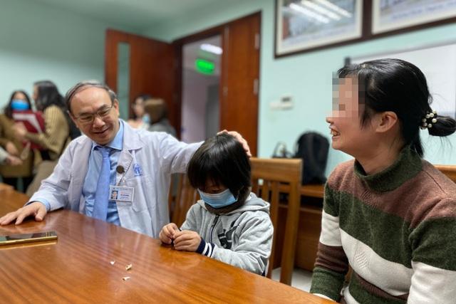 Cô bé 9 tuổi chỉ cao bằng trẻ 2 tuổi lớn nhanh như thổi nhờ tiêm hormone