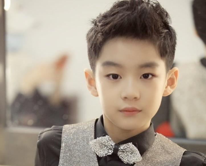 Quý tử nhà Tào Dĩnh lọt top từ khóa tìm kiếm nhiều nhất Weibo vì đẹp trai