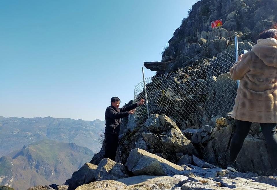 Hà Giang: "Mỏm đá tử thần" được rào kín sau vụ phượt thủ bị ngã