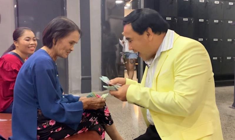 Dốc túi chỉ còn 6 triệu, Quyền Linh vay thêm 4 triệu để cho người bán vé số