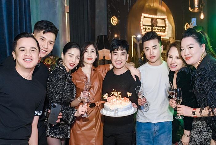 Lệ Quyên và tình trẻ kém 12 tuổi "dính như sam" trong sinh nhật ca sĩ Quang Hà