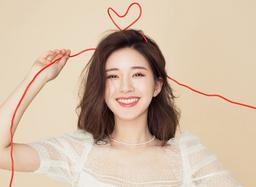 Triệu Lộ Tư đầu tóc rối bù và mặt mộc nhưng nhan sắc không gây thất vọng