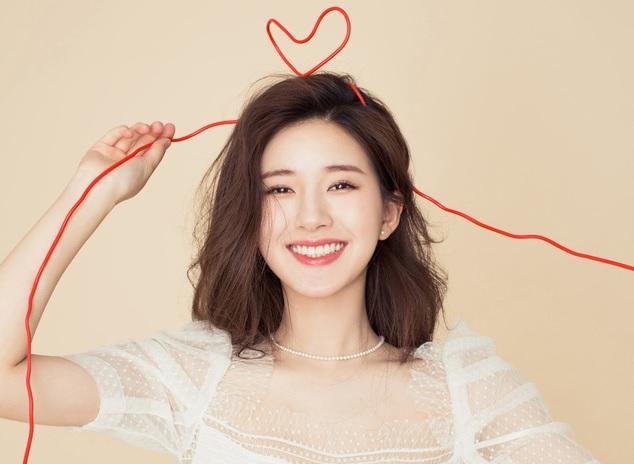 Triệu Lộ Tư đầu tóc rối bù và mặt mộc nhưng nhan sắc không gây thất vọng