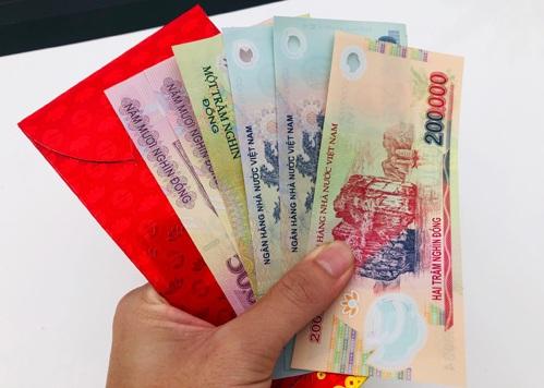 Ngày đầu đi làm trở lại: Người được lì xì tiền, người được tặng cả chỉ vàng