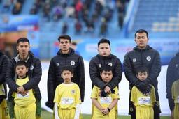 Sau khi cho 2 cô gái quá giang trên xe mẹc, Quang Hải lại có hành động đẹp