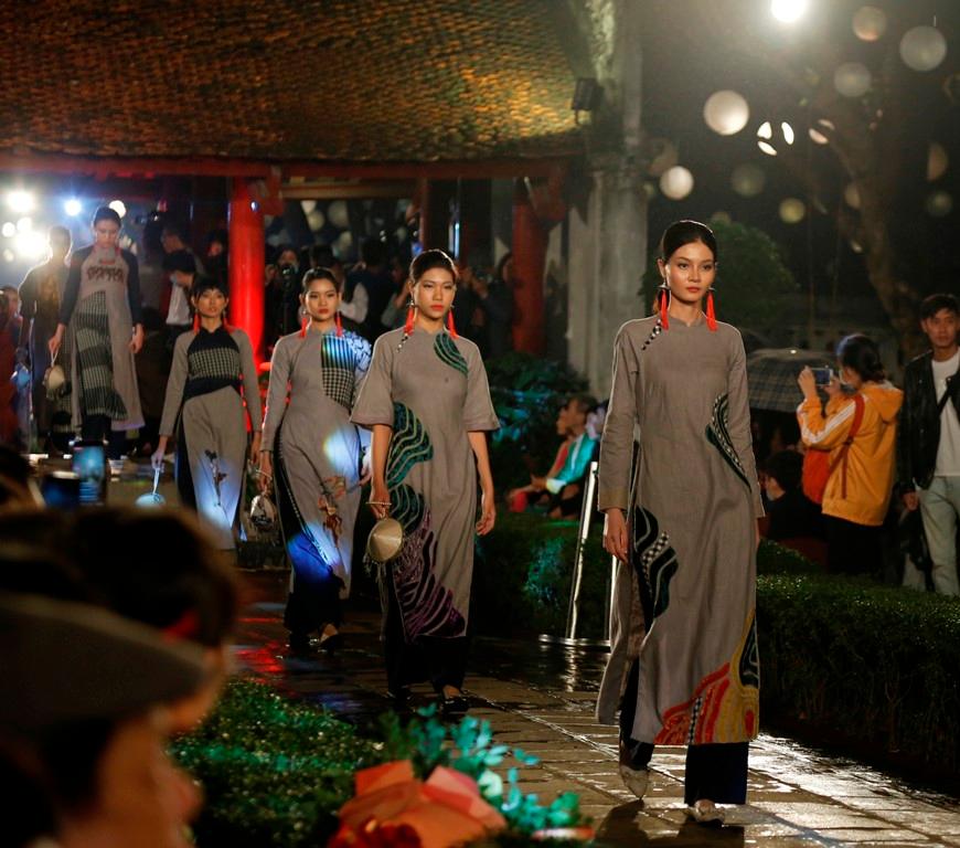 600 bộ áo dài được trình diễn tại Văn Miếu trong chương trình "Áo dài của chúng ta"