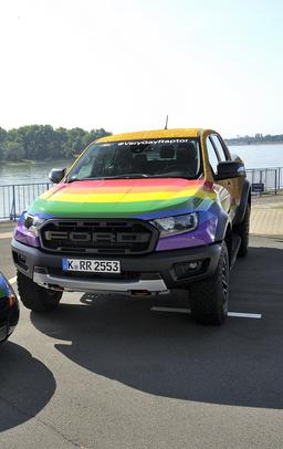 Ford Raptor khoác áo cầu vồng để biểu thị sự ủng hộ cộng đồng LGBT