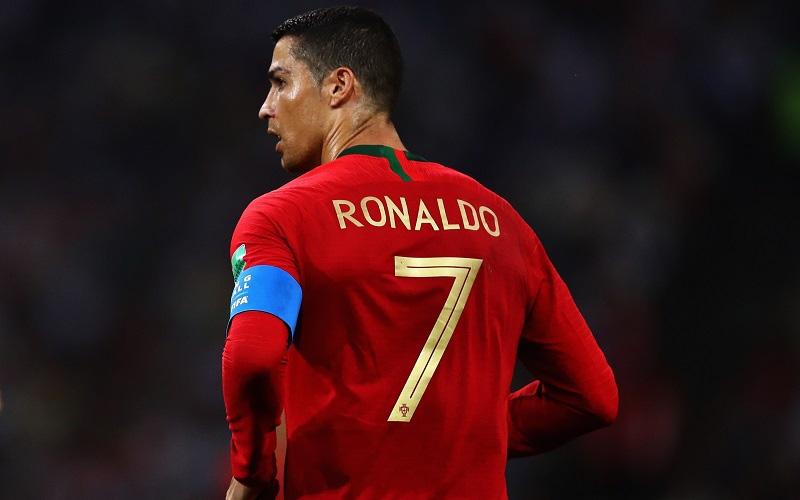 "Cầu thủ trẻ tuổi 36" Cristiano Ronaldo trở thành người ghi bàn vĩ đại nhất ở cấp độ đội tuyển