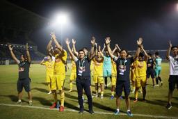 Kiatisuk chỉ viết một câu lên Facebook, cổ động viên Thái Lan và Việt Nam tâm trạng trái ngược nhau