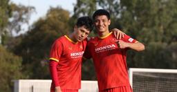 Cặp đôi vàng Đình Trọng và Tiến Dũng "tình tứ" trên sân tập cho trận Việt Nam gặp Australia