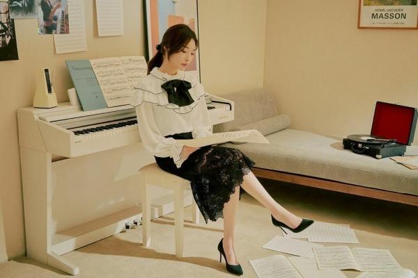 Trở nên nổi bật với 3 cách mix đồ bằng chiếc áo blouse trắng tiểu thư