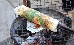 Xe bánh tráng nướng mắm ruốc cứ mở hàng là nườm nượp khách ở quận 10