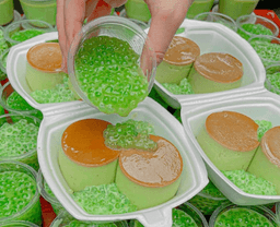 Flan lá dứa xanh biếc, món mới của tiệm buffet flan ở quận 10, Sài Gòn?