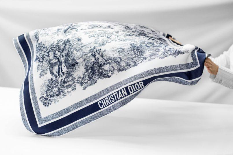 Khăn lụa Dior: Mảnh ghép không thể thiếu cho phong cách quý cô Paris