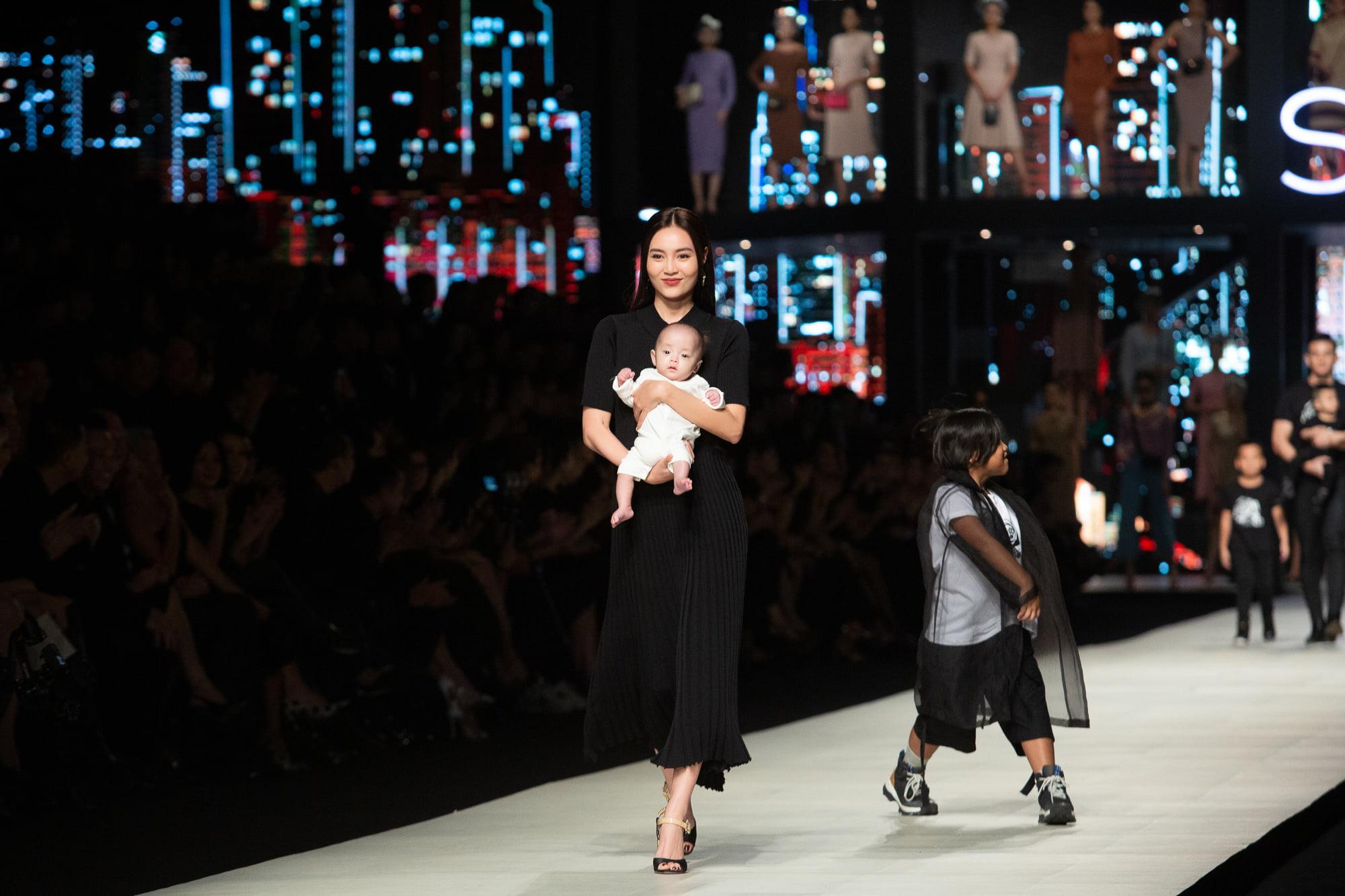 NINH DƯƠNG LAN NGỌC, LÊ THÚY, LÊ XUÂN TIỀN… BẾ CON NUÔI ĐỖ MẠNH CƯỜNG LÊN SÀN CATWALK