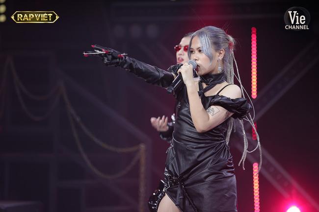 "Yêu nữ" Rap Việt TLinh với gu thời trang trẻ trung, táo bạo