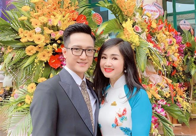 Thời trang tuổi 52 của NSND Thu Hà: trẻ trung, xinh đẹp khác hẳn trên phim