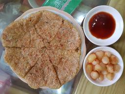 Rán bánh chưng bằng nước rất ngon, nhưng cho nhiều nước quá thì... bỏ đi rán lại cái mới cho nhanh