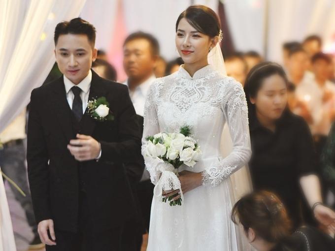 Vợ Phan Mạnh Quỳnh khéo khoe vòng eo 58cm trong chiếc áo dài cưới đính 8000 viên đá Swarovski đắt tiền