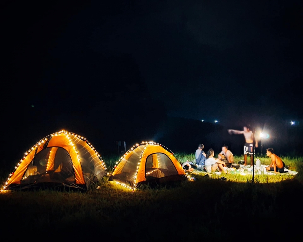 Trải nghiệm cắm trại qua đêm.