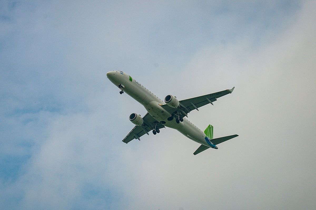 Tàu bay Embraer E195 được sử dụng để khai thác đường bay tới Côn Đảo.