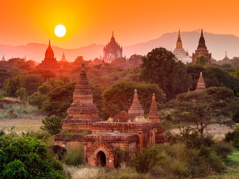 Ánh bình minh lấp lánh cả một vùng trời Bagan.