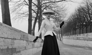 Công thức phối áo blazer và chân váy xếp ly của sao Việt.