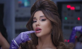 'Nữ Robot' Ariana Grande mang vẻ đẹp gợi cảm trong MV 34+35