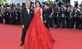 Mặc màu đỏ như thiên thần Victoria’s Secret Sara Sampaio sẽ giúp bạn tỏa sáng trong mùa Giáng sinh