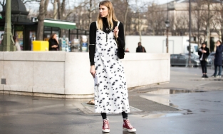 Sành điệu với áo cổ lọ và váy slip dress cho nàng trong những ngày giao mùa