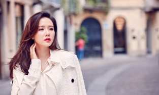 Son Ye Jin với loạt trang phục đơn giản nhưng sành điệu tại sân bay