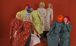 Ngắm nhìn áo dài Tết ngập tràn hơi ấm tuổi thơ và gia đình của Hà Nhật Tiến