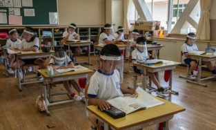 Muôn kiểu phòng tránh covid của học sinh khắp 5 châu đi học mùa dịch