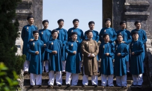 Nam công chức mặc áo dài đi làm gây tranh cãi