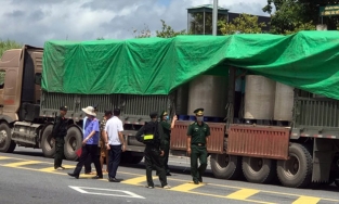 Bắt giữ hai container chở “chất lạ” sang Trung Quốc tại Quảng Ninh